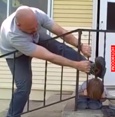 小男孩的頭卡住了！爸爸怎麼也救不了他，沒想到他想到「這個」點子，輕鬆就脫身了！！ ...