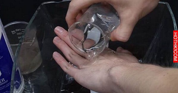 當他把「濃硫酸」倒在自己手背上，所有人都認為他瘋了！沒想到幾秒後發生的神奇事情， ...