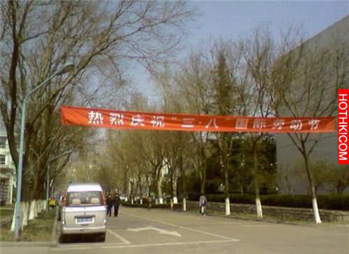 女友沒穿「內內」，還擺出這樣的姿勢「鋪床」，結果被猴急男友…… ...
