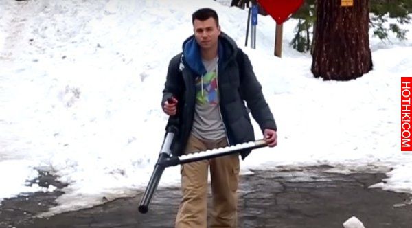 受不了被姪子欺負…NASA工程師做0.5秒可以射13顆的超可怕雪球機關槍！這會出人命吧... ...