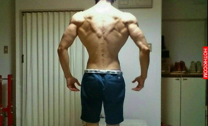 1年練出超完美「倒三角」外加「爆乳」巨胸，他竟然只靠「這一招」辦到！魯肥宅們看到 ...