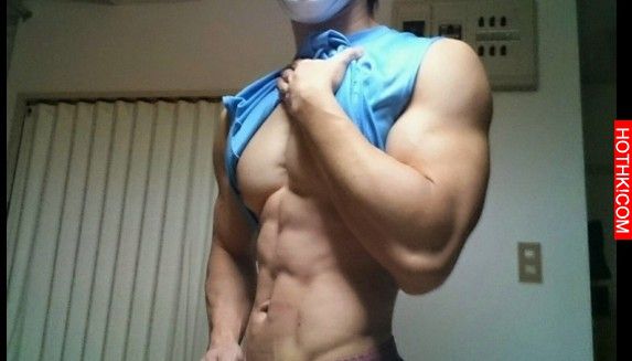 1年練出超完美「倒三角」外加「爆乳」巨胸，他竟然只靠「這一招」辦到！魯肥宅們看到 ...