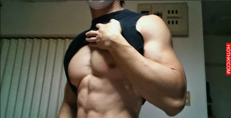 1年練出超完美「倒三角」外加「爆乳」巨胸，他竟然只靠「這一招」辦到！魯肥宅們看到 ...