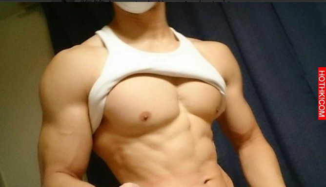 1年練出超完美「倒三角」外加「爆乳」巨胸，他竟然只靠「這一招」辦到！魯肥宅們看到 ...