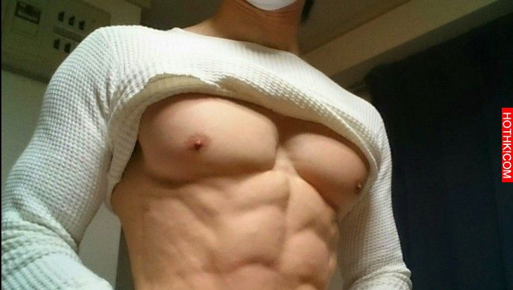 1年練出超完美「倒三角」外加「爆乳」巨胸，他竟然只靠「這一招」辦到！魯肥宅們看到 ...
