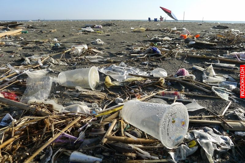 這裏的居民習慣把垃圾丟在海邊，沒幾年整片海灘就都是垃圾...政府終於受不了下令清理 ...