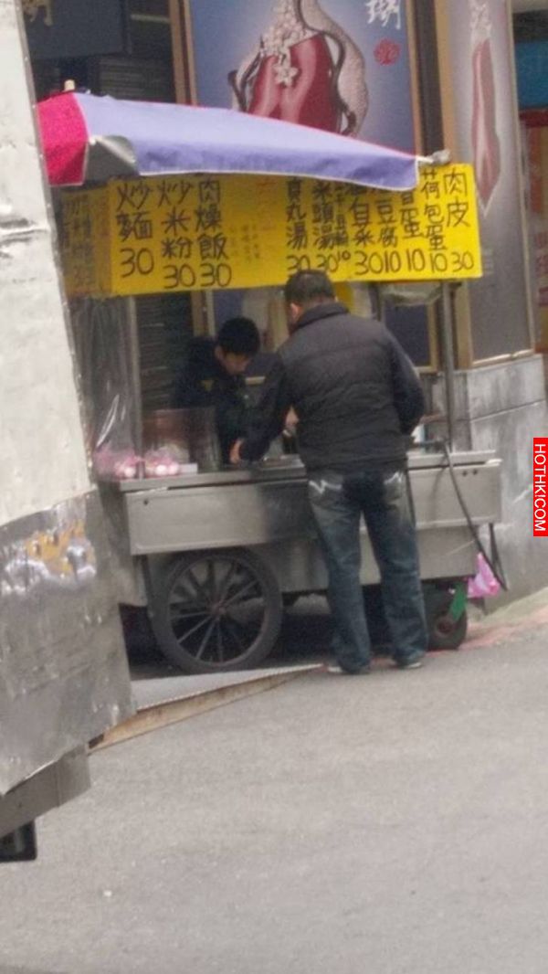 林森北路上有一位不到10歲的小孩子，每天清晨就出門做生意，詢問他為何自己一個人出來 ...