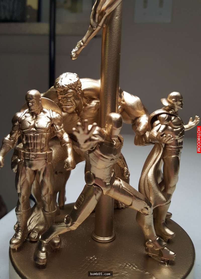 他把簡陋的超級英雄玩具黏在燈座上，然後噴漆…最後螢幕裡出現的作品絕對會讓你WOW不 ...