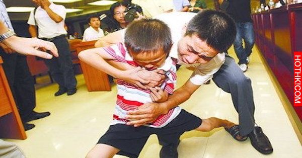 他下了課正準備回家，遇到一名陌生男子對他又打又罵「不孝子」...眼看就要被強行帶走 ...
