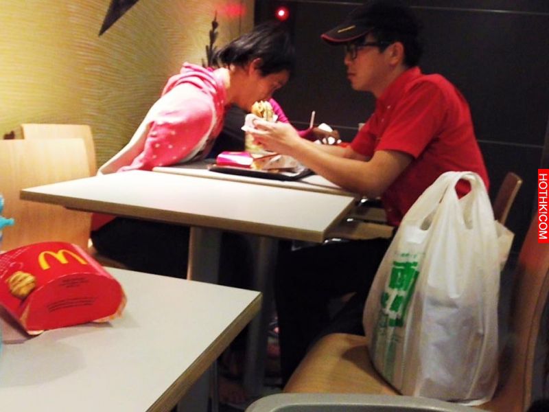 麥x勞店員上班的時候竟然「在做這種事」．．．被拍攝上傳後，網友們都瘋狂了，要求他 ...